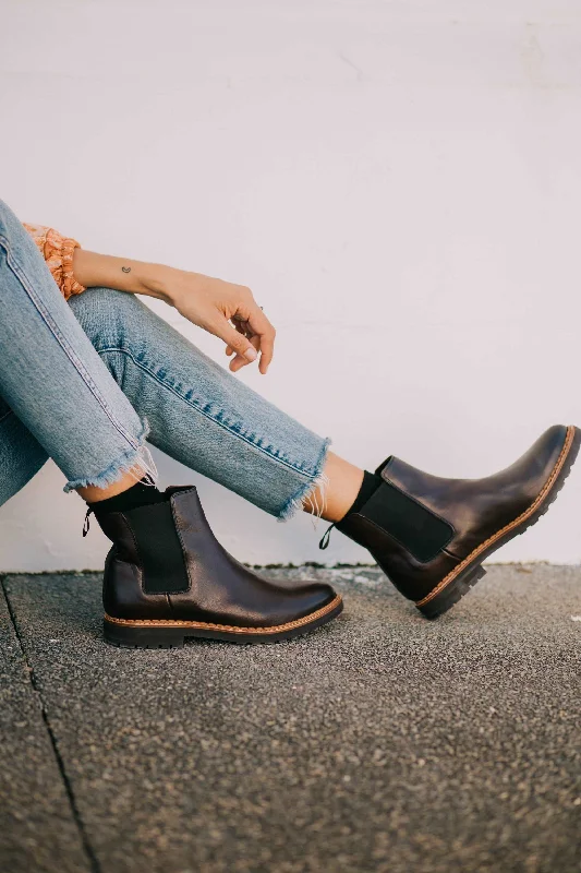 Fashionable Hiking Shoes Luna Chelsea Boots - Choco Brown Leather