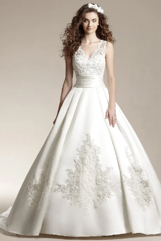 Off-White Gown Sleeveless V-Neck Ballgown With Appliques And Lace Detail-MK_702789