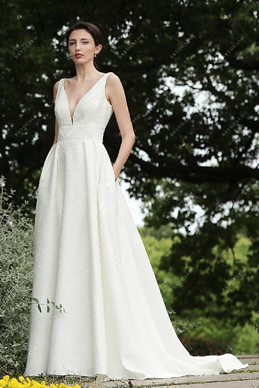 Tulle Gown Simple V-neck Designer Textured Bridal Dress with Pockets
